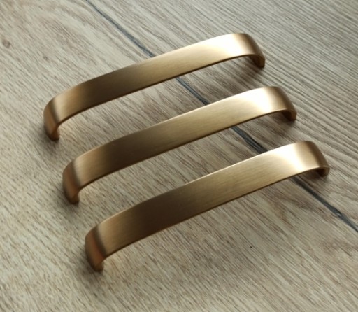 ROVNÁ STAROŽITNÁ ZLATÁ HNEDÁ NÁBYTKOVÁ ÚCHYTKA 128MM