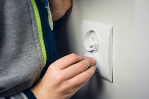 BEZPEČNOSTNÉ KRYTY, SKRYTKY KONTAKTNÝCH ZÁSUVKOV S PIN, 6 KS. + KĽÚČ