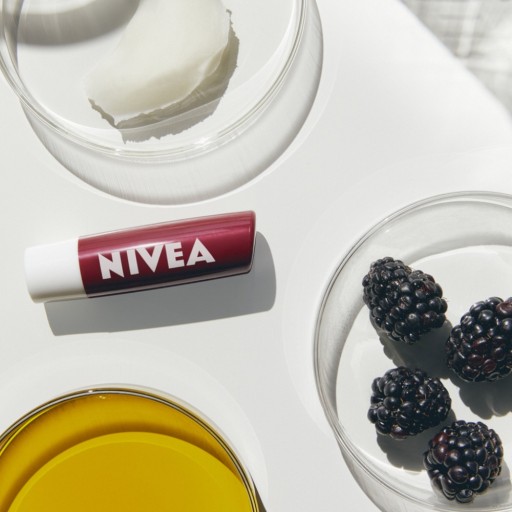Rúž NIVEA 24H Moisture Blackberry Shine