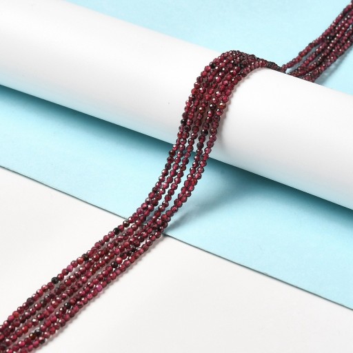 Korálky z prírodného granátu, okrúhle, fazetované, 2-2,5 mm, 175ks/37cm/prameň