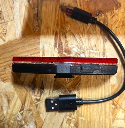 Zadné svetlo s XLC USB 300 mAh batériou 50/80 mm na nosič alebo sedlovku