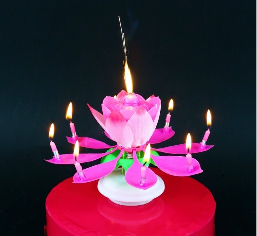 Tancujúca sviečka, ružová narodeninová torta