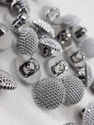 Matný plastový gombík, strieborné guličky, 11mm, 2 KS
