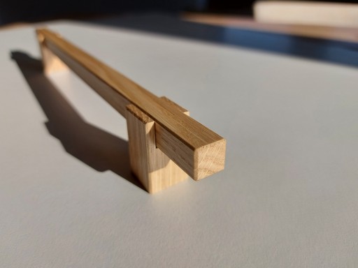 Drevená nábytková rúčka z dubu, dĺžka: 262 mm