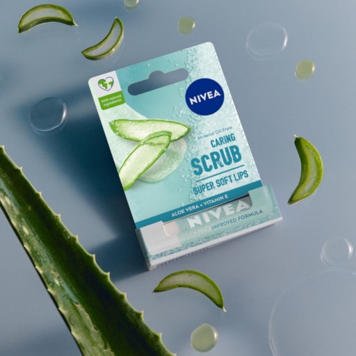 NIVEA Aloe ošetrujúci peeling na pery tyčinka 4,8 g