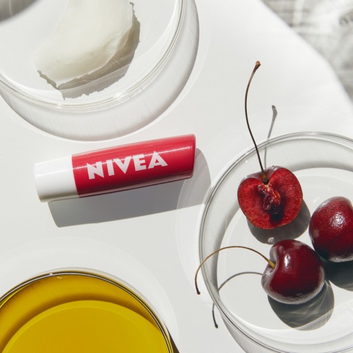 NIVEA Ošetrujúci rúž Cherry Shine 4,8 g