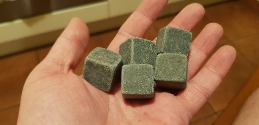 Kamenné kocky na chladenie whisky nápojov