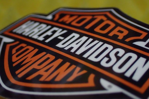 NÁLEPKA S LOGOM SPOLOČNOSTI HARLEY DAVIDSON 5,7 x 4,5 cm