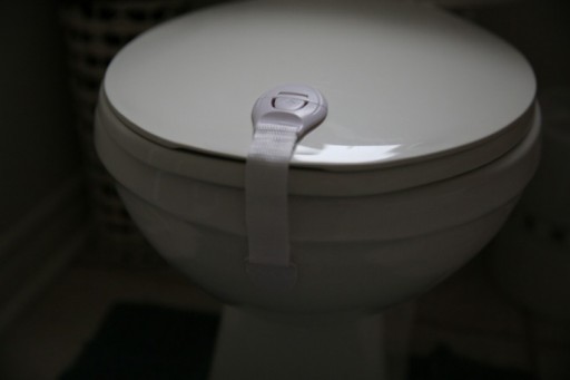 ZÁMKOVÉ ZABEZPEČENIE SKRINÍKOV, ZÁSUVKOV, WC, NÁBYTKU