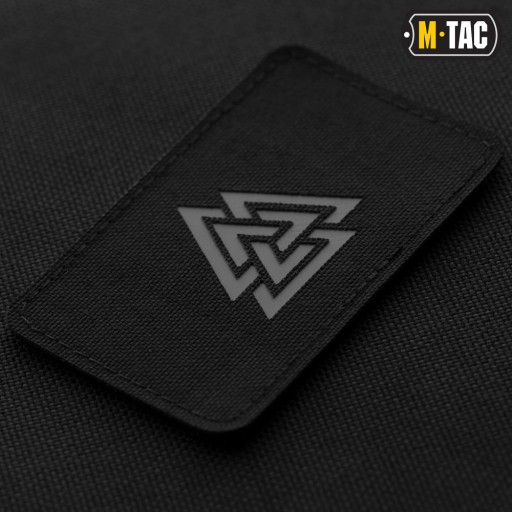 HORIZONTÁLNY VELCRO ZÁPLATA LASEROM VYREZOVANÝ SYMBOL VALKNUT ČIERNA A SIVÁ