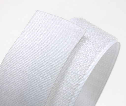 BIELY PÁS NA VELCRO RUKOJEŤ SIEŤKY NA POSTELI