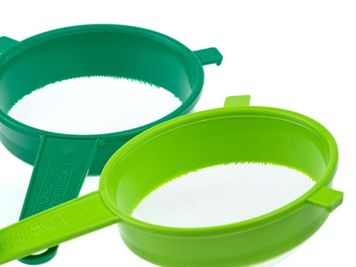 Plastové kuchynské sitko 12 cm, mix farieb