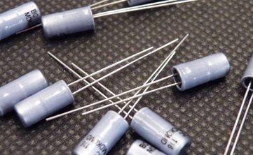 KONDENZÁTOR 100uF/25V 3 ks / 1801B