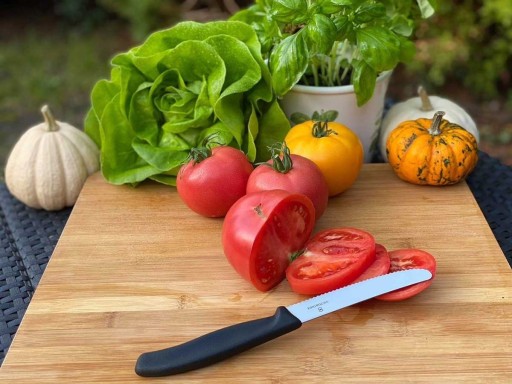 Victorinox 6.7833 nôž na zeleninu, zúbkovaný, čierny