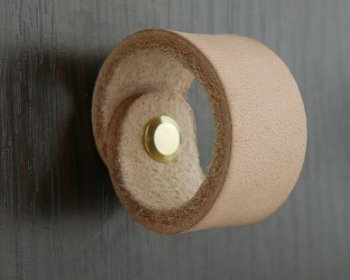 KOŽENÁ ÚCHYTKA NA NÁBYTOK, FARBA PRÍRODNÁ JUCHT 120 MM