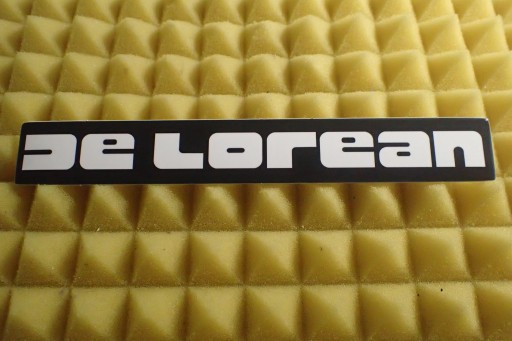 NÁLEPKA DE LOREAN DMC NÁLEPKA 17,6 x 2,5 cm