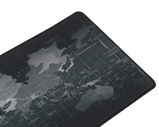 Podložka pod myš, klávesnica, mapa na stole