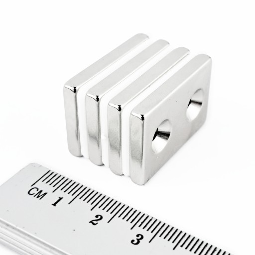 NEODYMOVÝ MAGNET NA SKRUTKU 30x20x4 S OTVOROM 8/4 + SKRUTKY