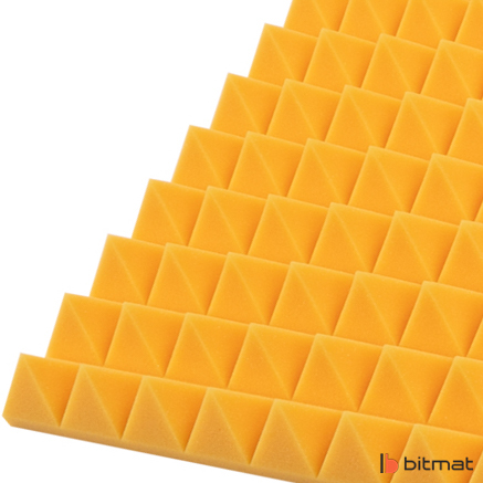 Žltý pyramídový akustický panel, ktorý tlmí ozvenu