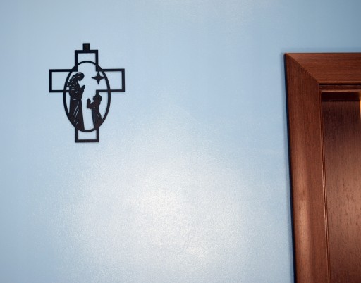Kovový kríž na stenu, devocionálna dekorácia, 20 cm