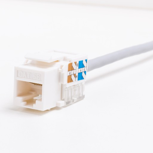 Keystone jack RJ45 kat. 5e UTP modul s klipom, Netrack, biely