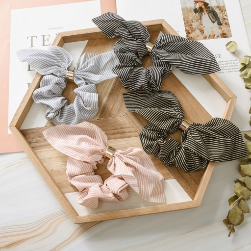 RUB NA VLASY SCRUNCHIE, PRUHOVANÁ MAŠĽA, ČIERNA