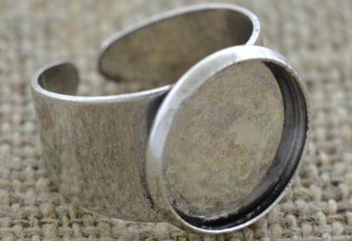 Základ prsteňa je strieborný prsteň, nastaviteľný na 14mm kabošón, bižutéria