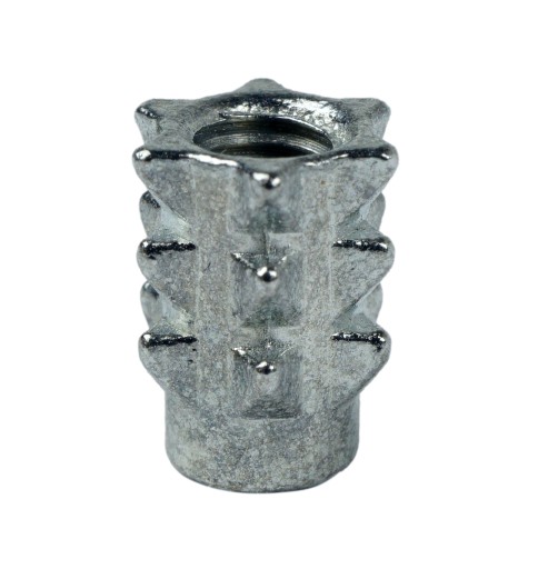Zásuvka M4 x 10 mm zarazená do dreva bez nákružku