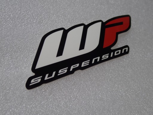 NÁLEPKA S LOGOM WP SUSPENSION 13,1 x 4,1 cm