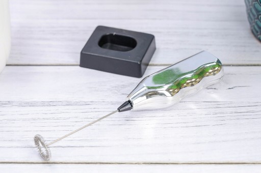 ELEKTRICKÝ SPIEŇOVAČ MLIEKA, mixér, tamper na kávu, praktický a ľahký