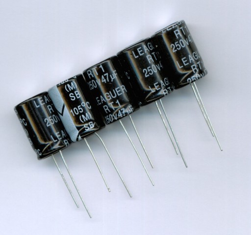 47uF 250V 47 µF 250 V (5 KS) ELEKTROLYTICKÝ KONDENZÁTOR
