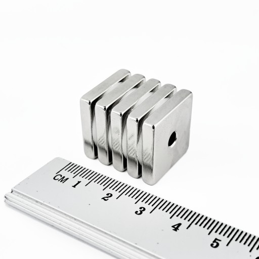 NEODYMIOVÝ MAGNET NA SKRUTKU 20x20x4 S OTVOROM 8x4 - 2 KS + SKRUTKY
