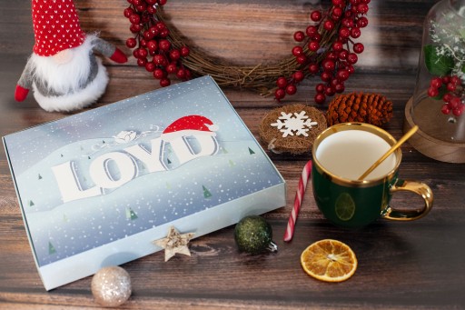 Vianočný závesný adventný kalendár pripravený na darček 24 čajov LOYD