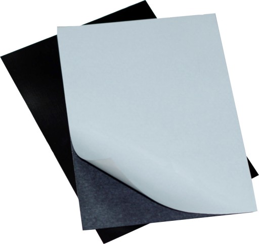 ČIERNA MAGNETICKÁ FÓLIA, SAMOLEPIACA, LIST A4 S LEPIKOM 0,7mm - HUNTER