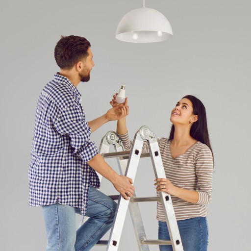 9W E27 PREMIUM teplá biela LED žiarovka so snímačom pohybu a intenzity svetla
