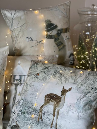 VIANOČNÁ OBLIECKA NA VANKÚŠ SANTA SNEHULIENKA NOS