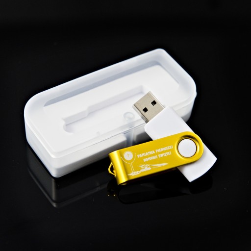 Pendrive 4 GB USB Prvé sväté prijímanie + KRABIČKA + GRAVÍRKA