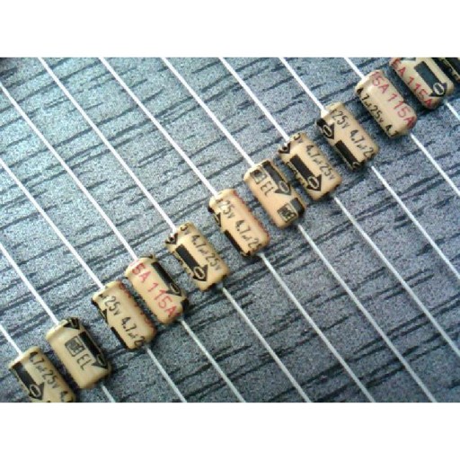 Axiálny elektrolytický kondenzátor 4,7uF 25V 4x7mm x20