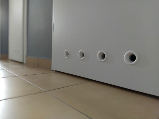 VENTILAČNÁ OBJÍMKA, BIELA RUKÁVKA DVERÍ, MRIEŽKA