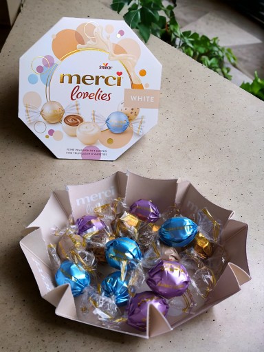 MERCI LOVELIES WHITE PRRALINE SVIEČNICA 185 G Nemecká