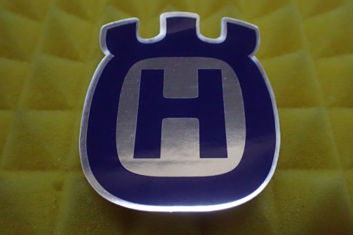 NÁLEPKA HUSQVARNA NÁLEPKA 5,1 x 6,1 cm