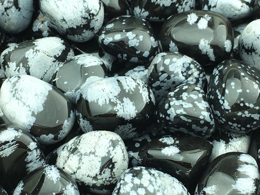 snehový obsidián, prírodný leštený kamienok