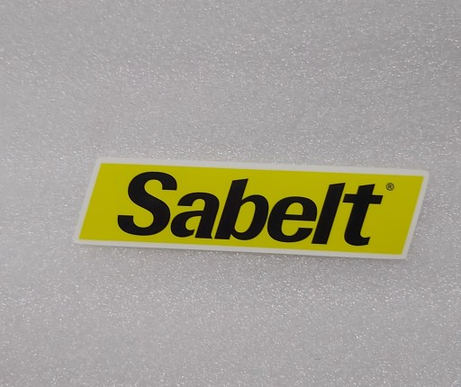 NÁLEPKA S LOGOM SABELT 13,8 x 3,5 cm