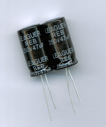 47uF 250V 47 µF 250 V DLHÁ ŽIVOTNOSŤ (4 KS) ELEKTROLYTICKÝ KONDENZÁTOR