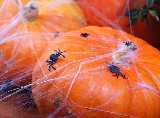 ČIERNE PLASTOVÉ PAVÚKY 3 CM X 3 CM HALLOWEENSKÉ NARODENINOVÉ DEKORÁCIE 10 KS