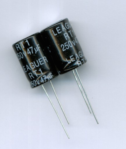 47uF 250V 47 µF 250 V (5 KS) ELEKTROLYTICKÝ KONDENZÁTOR