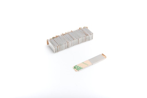 Neodymový tanierový magnet MPŁ 20x10x1 N38 s lepidlom 3M 1 kus