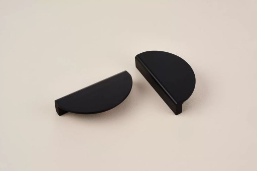 NÁBYTKOVÁ KĽÚČKA MESIAC, MAT ČIERNA 64mm - POLKRRUH 96mm