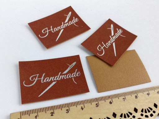 Hnedá visačka so strieborným nápisom Handmade