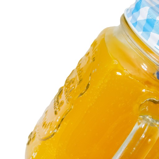 Sklenený hrnček s uzáverom a slamkou v rôznych farbách